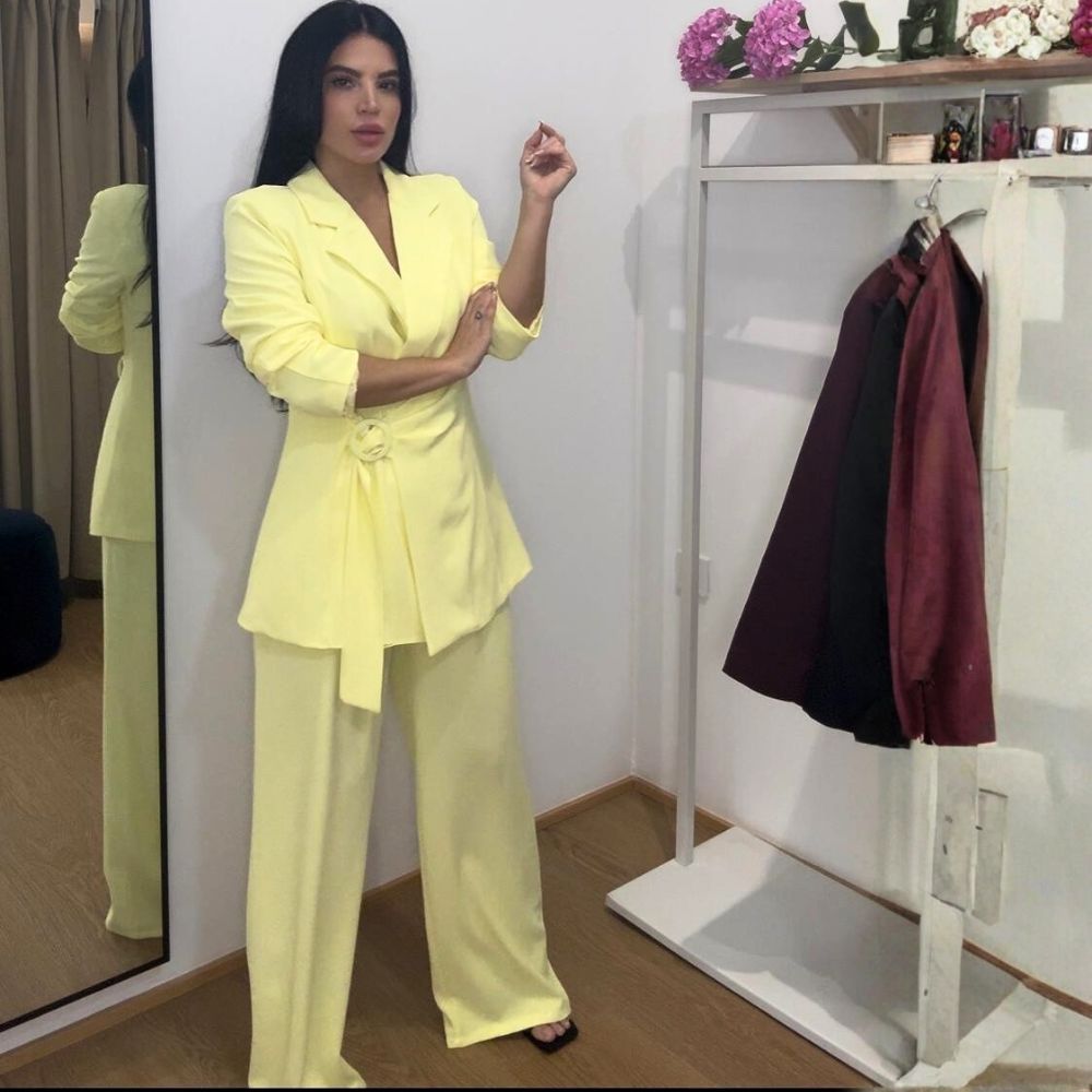 Conjunto traje chaqueta lazo amarillo