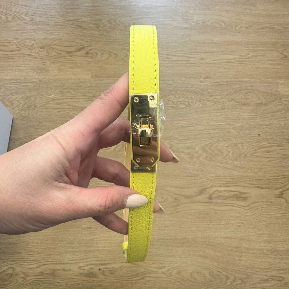 Cinturón ajustable inspiración H con cierre metal amarillo