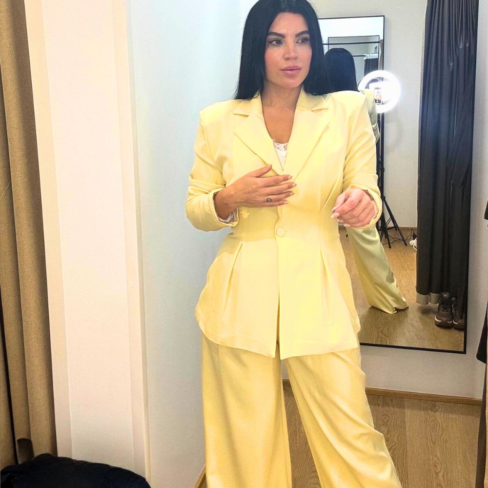 Traje de chaqueta amarillo