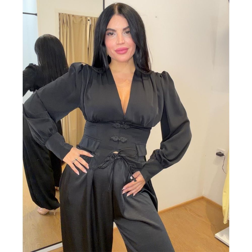 Blusa de seda negra